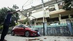 Penampakan Mobil Tertimpa Bangunan di GOR Mampang Prapatan