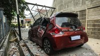 Besi atap bangunan GOR yang berbentuk segitiga dan material bangunan menimpa tubuh kedua korban yang saat itu sedang berada di lantai 2 gedung. Selain itu sebuah kendaraan yang tengah parkir di samping GOR juga nampak rusak parah.