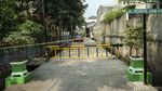 Penampakan Mobil Tertimpa Bangunan di GOR Mampang Prapatan