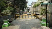 Beruntung sang pemilik kendaraan tengah keluar dari mobil sehingga tidak menimbulkan korban jiwa, hingga saat ini kendaraan tersebut masih terparkir di lokasi.