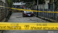 Garis polisi menutupi akses lokasi kejadian. Imbas kejadian itu proses revitalisasi GOR Mampang Prapatan dihentikan sementara sejak Senin (1/8/2022) sore.