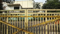 Hingga kini nampak tidak ada aktivitas apa pun di lokasi proyek. Gerbang masuk GOR Mampang Prapatan telah ditutup dan dipasangi garis polisi.