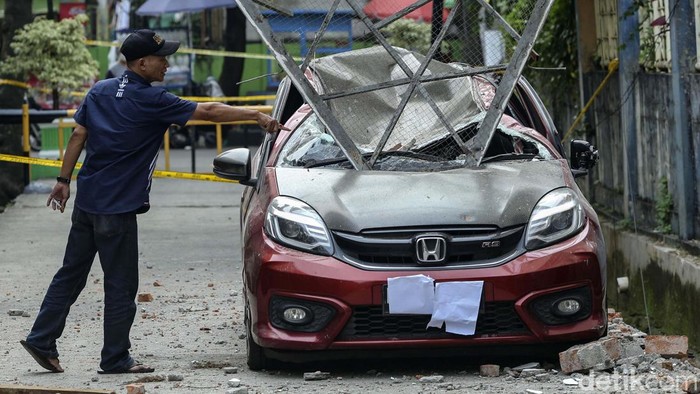 Sebuah mobil tertimpa material bangunan revitalisasi GOR Mampang Prapatan, Jakarta, pada Minggu (31/7) lalu. Begini kondisinya sekarang.