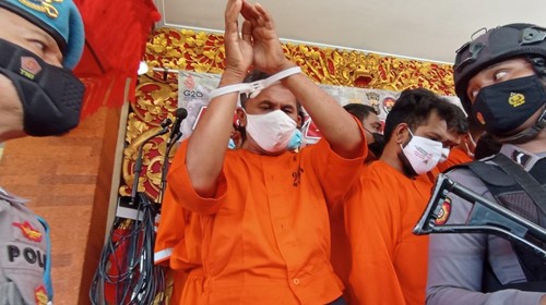 Tersangka pencurian alat-alat selam I Ketut Adi Wiratnaya saat dihadirkan dalam konferensi pers di Polresta Denpasar.