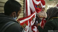 Pengunjung memilih umbul-umbul untuk meramaikan HUT RI ke-77. Bendera dengan berbagai ukuran dapat ditemukan di pasar ini.