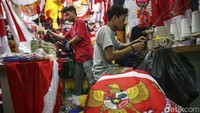 Para penjahit menyelesaikan beragam pernak-pernik HUT RI. 
