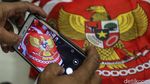 Melihat Kesibukan Para Penjahit Bendera yang Mulai Kebanjiran Order