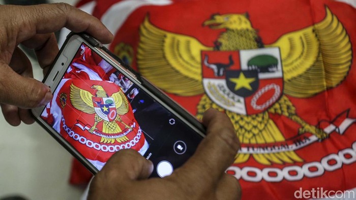 Penjahit Bendera Merah Putih Mulai Kebanjiran Orderan Seorang penjahit bendera merah putih menyelesaikan pekerjaannya di Pasar Senen, Jakarta, Selasa (2/7/2022). Jelang 77 tahun Indonesia merdeka penjahit bendera merah putih mulai kebanjiran orderan