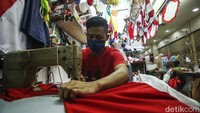 Seorang penjahit menyelesaikan pesanan di Pasar Senen, Jakarta, Selasa (2/7/2022).
