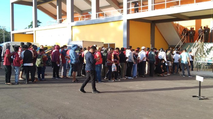 Penonton antre di pintu masuk Stadion Gelora BJ Habibie Parepare