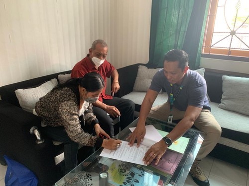 Penyidik saat melakukan pemeriksaan terhadap kelian desa adat anturan terkait sumbangan dari LPD Anturan untuk pembangunan Pura Desa Balai Agung Desa Adat Anturan, Selasa (2/8/2022).