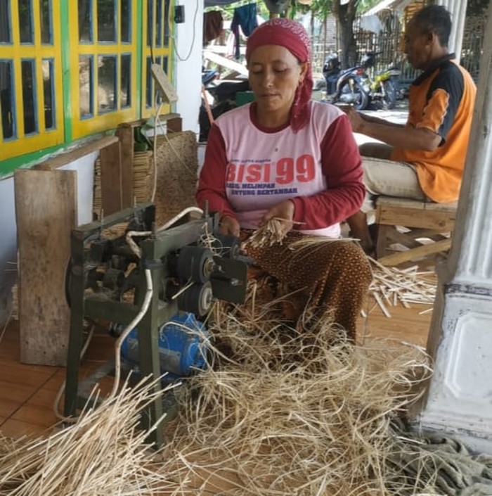 perajin tusuk sate di pasuruan