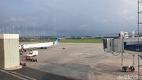 Beberapa tahun lalu detikcom berkesempatan menaiki pesawat Bombardier CRJ-1000 milik Garuda Indonesia. Kabin pesawat terbilang kecil seperti pesawat ATR.