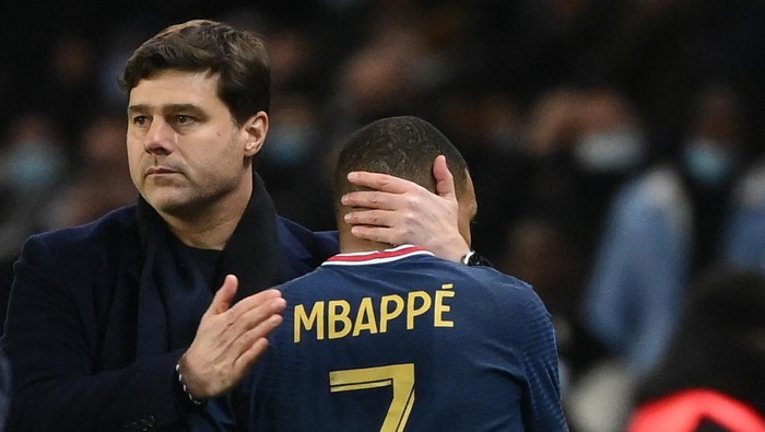 Paris Saint-Germains French forward Kylian Mbappe (R) is congratulated by Paris Saint-Germains Argentinian head coach Mauricio Pochettino (L) as he leaves the pitch for a substitution during the French L1 football match between Paris Saint-Germain (PSG) and AS Monaco (ASM) at the Parc des Princes stadium in Paris, on December 12, 2021. (Photo by FRANCK FIFE / AFP) (Photo by FRANCK FIFE/AFP via Getty Images)