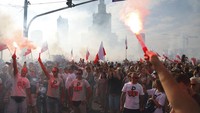 Para pendukung organisasi sayap kanan National-Radical Camp, ONR, memperingati 78 tahun Pemberontakan Warsawa 1944, di Warsawa, Polandia, Senin (01/08/2022).