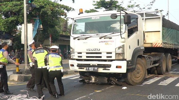 Polisi mengevakuasi sepeda motor yang kecelakaan di Boyolali, Selasa (2/8/2022).