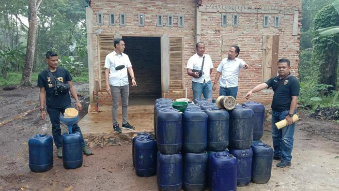 Polres Lampung Timur menggerebek rumah lokasi penimbunan solar bersubsidi