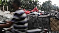 Sampah yang menumpuk ini juga menimbulkan bau.