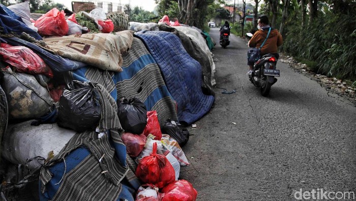 Potret Tumpukan Sampah di Perkampungan Citayam Sejumlah warga melintas di kawasan tumpukan sampah dekat perkampungan Situ Citayam, Depok, Jawa Barat, Senin (1/8). Tumpukan sampah itu dikeranakan warga yang sering buang sampah sembarangan sehingga perkampungannya terlihat jorok dan bau saat melintas.