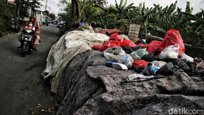 Potret Tumpukan Sampah di Perkampungan Citayam Sejumlah warga melintas di kawasan tumpukan sampah dekat perkampungan Situ Citayam, Depok, Jawa Barat, Senin (1/8). Tumpukan sampah itu dikeranakan warga yang sering buang sampah sembarangan sehingga perkampungannya terlihat jorok dan bau saat melintas.