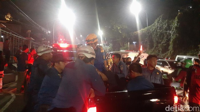Proses evakuasi korban kecelakaan truk tangki Pertamina di Tanah Putih, Semarang, Selasa (2/8/2022).