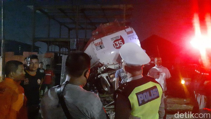 Proses evakuasi korban kecelakaan truk tangki Pertamina di Tanah Putih, Semarang, Selasa (2/8/2022).