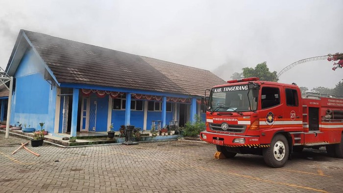 Proses pemadaman api di SMKN 4 Tangerang yang terbakar