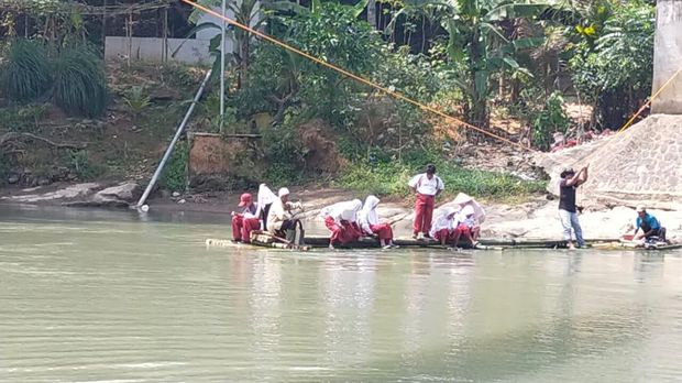 Puluhan siswa menyebrang Sungai Ciberang demi bersekolah.