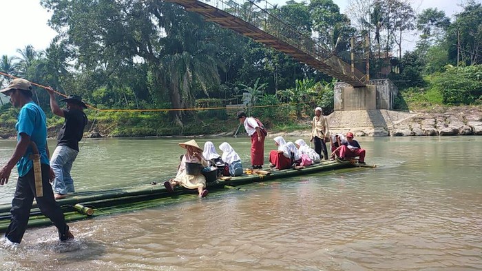 Puluhan siswa menyebrang Sungai Ciberang demi bersekolah.