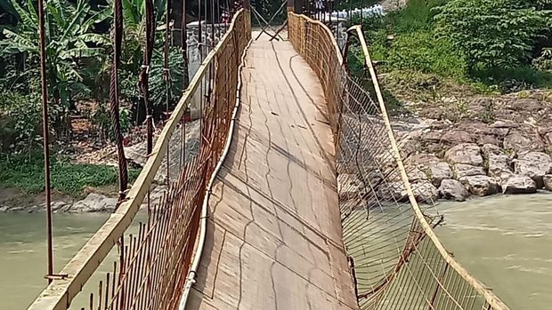 Puluhan siswa menyebrang Sungai Ciberang demi bersekolah.