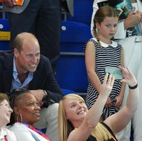 Pangeran William diajak foto selfie bersama penonton yang duduk di depannya. Putri Charlotte seperti sedih tak ikut sesi foto tersebut. (Foto: AP/Kirsty Wigglesworth)