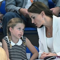 Salah satu reaksi di Twitter datang dari Lizzie Robinson, produser ITV yang biasa meliput kegiatan Kerajaan. The highs and lows of live sport…as told by Princess Charlotte, kicaunya. Ia mengibaratkan, semua raut muka dan gestur Charlotte ini seperti dinamika sebuah pertandiang olahraga langsung. (Foto: AFP via Getty Images/OLI SCARFF)