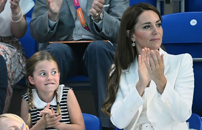Berbagai ekspresi wajah Putri Charlotte sempat tertangkap kamera fotografer sehingga menjadi sorotan.  (Foto: AFP via Getty Images/OLI SCARFF)