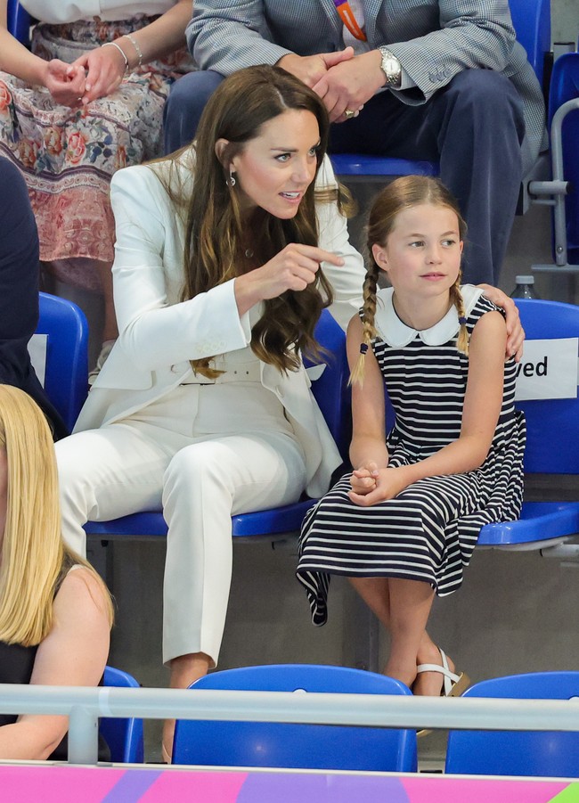 Commonwealth Games 2022 yang sedang berlangsung di Brimingham, Inggris, kedatangan tamu spesial, Selasa (2/8/2022). Pangeran William dan Kate Middleton datang untuk memberikan semangat kepada para atlet yang berpartisipasi di ajang olahraga negara-negara persemakmuran Inggris tersebut. Tak hanya berdua, Duke dan Duchess of Cambridge juga memboyong anak kedua mereka, Putri Charlotte. (Foto: Getty Images/Chris Jackson)