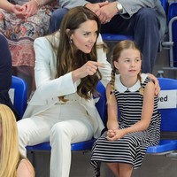 Commonwealth Games 2022 yang sedang berlangsung di Brimingham, Inggris, kedatangan tamu spesial, Selasa (2/8/2022). Pangeran William dan Kate Middleton datang untuk memberikan semangat kepada para atlet yang berpartisipasi di ajang olahraga negara-negara persemakmuran Inggris tersebut. Tak hanya berdua, Duke dan Duchess of Cambridge juga memboyong anak kedua mereka, Putri Charlotte. (Foto: Getty Images/Chris Jackson)