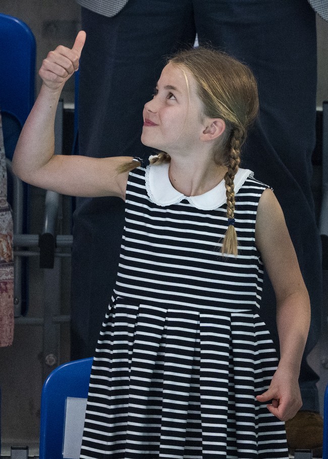 People mengabarkan, kemunculan Putri Charlotte ini semakin terbilang istimewa karena menandai momen perdananya pergi bersama orangtua tanpa kakak dan adiknya. Dalam kesempatan tersebut, keluarga Cambridge menyaksikan pertandingan renang. (Foto: UK Press via Getty Images/Mark Cuthbert)