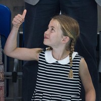 People mengabarkan, kemunculan Putri Charlotte ini semakin terbilang istimewa karena menandai momen perdananya pergi bersama orangtua tanpa kakak dan adiknya. Dalam kesempatan tersebut, keluarga Cambridge menyaksikan pertandingan renang. (Foto: UK Press via Getty Images/Mark Cuthbert)