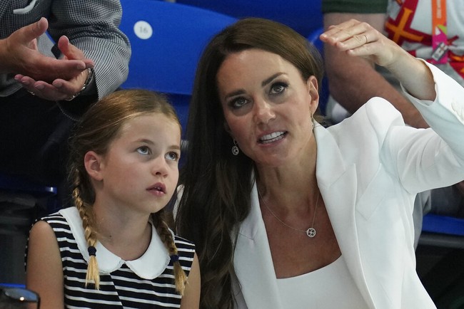 Di sisi lain, kedekatan antara Kate Middleton dan putrinya juga terlihat. Kate Middleton dengan sabar menjelaskan berbagai hal yang berkaitan dengan pertandingan tersebut. (Foto: AP/Kirsty Wigglesworth)