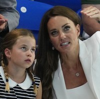 Di sisi lain, kedekatan antara Kate Middleton dan putrinya juga terlihat. Kate Middleton dengan sabar menjelaskan berbagai hal yang berkaitan dengan pertandingan tersebut. (Foto: AP/Kirsty Wigglesworth)