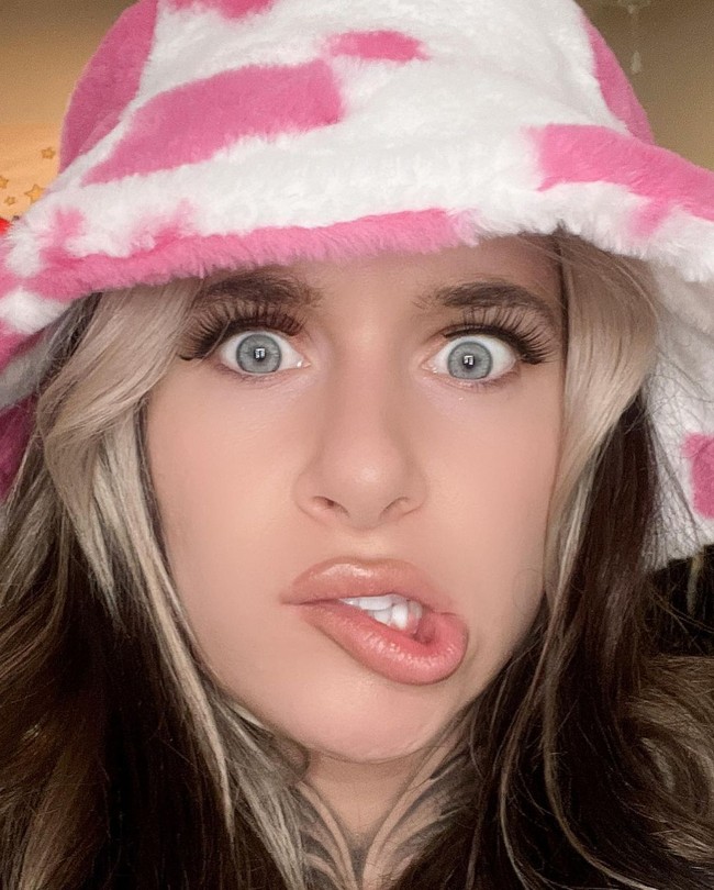 Orang-orang menganggap itu gila tapi aku menjual harapan, kesenangan, dan cinta kepada orang-orang dalam lingkungan yang aman, ujarnya.Foto: Instagram Rebekka Blue