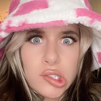 Orang-orang menganggap itu gila tapi aku menjual harapan, kesenangan, dan cinta kepada orang-orang dalam lingkungan yang aman, ujarnya.Foto: Instagram Rebekka Blue