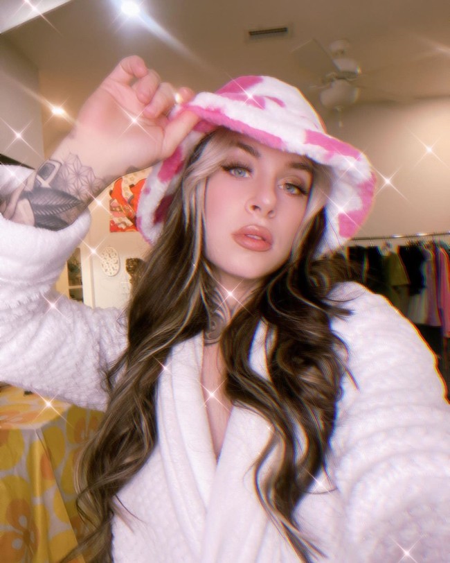 Seorang wanita yang dikenal sebagai Rebekka Blue mengaku sudah bisa jadi miliuner di usianya yang baru 28 tahun dari berbisnis. Produk yang disediakan bisa dibilang unik. Rebekka menjual barang-barang dari tubuhnya sendiri atau bekas pakai.Foto: Instagram Rebekka Blue