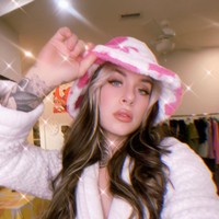 Seorang wanita yang dikenal sebagai Rebekka Blue mengaku sudah bisa jadi miliuner di usianya yang baru 28 tahun dari berbisnis. Produk yang disediakan bisa dibilang unik. Rebekka menjual barang-barang dari tubuhnya sendiri atau bekas pakai.Foto: Instagram Rebekka Blue