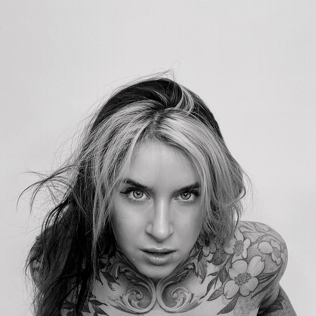 Mantan penari seksi itu menjual berbagai barang bekasnya, termasuk potongan kuku, kulit mati dari kakinya, cotton bud dengan kotoran telinganya, bulu ketiak, sepatu, tisu, baju bahkan alat KB. Karena usahanya yang tidak biasa, Rebeka jadi viral di TikTok.Foto: Instagram Rebekka Blue