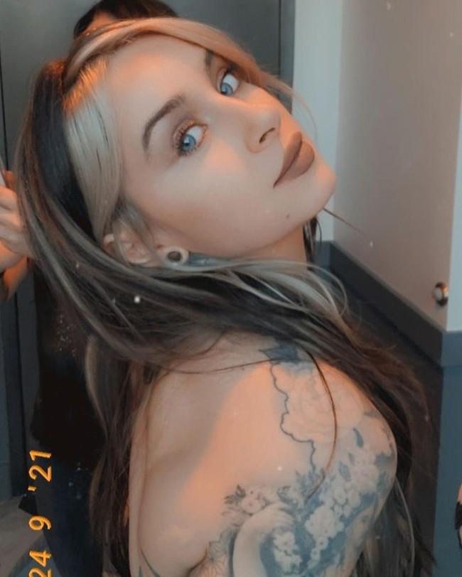 Meski aneh, Rebekka Blue bangga bisa menjadi miliuner karena bisnisnya. Dulu ia hanya bisa menghasilkan $50 (Rp 743 ribuan) setiap minggu dan 10 tahun kemudian ia punya uang lebih dari $1 juta (Rp 14 miliaran).Foto: Instagram Rebekka Blue