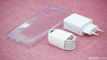 Aksesori yang disertakan dalam paket penjualan. Foto: Adi Fida Rahman/detikINET