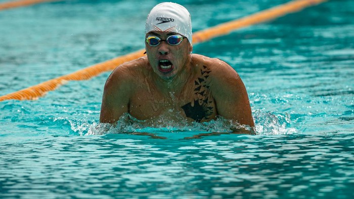 RI Raih Emas Renang Estafet Gaya Campuran ASEAN Para Games Perenang keempat tim estafet Indonesia Tauhidi Fatahillah melakukan selebrasi usai mencapai garis finis pada final renang estafet 4x100 meter gaya campuran putra kategori S14 ASEAN Para Games 2022 di Stadion Jatidiri Semarang, Jawa Tengah, Selasa (2/8/2022). Tim renang Indonesia berhasil menyabet medali emas dengan catatan waktu 4 menit 43,00 detik mengalahkan tim renang Thailand dengan catatan waktu 4 menit 43,46 detik. ANTARA FOTO/Aji Styawan/tom.