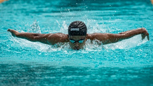 Perenang keempat tim estafet Indonesia Tauhidi Fatahillah melakukan selebrasi usai mencapai garis finis pada final renang estafet 4x100 meter gaya campuran putra kategori S14 ASEAN Para Games 2022 di Stadion Jatidiri Semarang, Jawa Tengah, Selasa (2/8/2022). Tim renang Indonesia berhasil menyabet medali emas dengan catatan waktu 4 menit 43,00 detik mengalahkan tim renang Thailand dengan catatan waktu 4 menit 43,46 detik. ANTARA FOTO/Aji Styawan/tom.