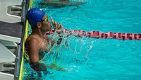 Perenang keempat tim estafet Indonesia Tauhidi Fatahillah melakukan selebrasi usai mencapai garis finis pada final renang estafet 4x100 meter gaya campuran putra kategori S14 ASEAN Para Games 2022.