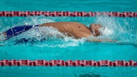Perenang pertama tim estafet Indonesia Fathur Rizky Moreno memacu kecepatannya pada final renang estafet 4x100 meter gaya campuran putra kategori S14 ASEAN Para Games 2022 di Stadion Jatidiri Semarang, Jawa Tengah, Selasa (2/8/2022).